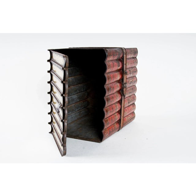 Early 20th Century Huntley & Palmers English Biscuit Tin Box For Sale - Image 4 of 10