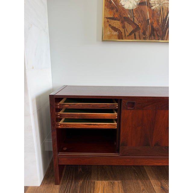 Mid-Century Modern 1960s Danish Modern Rosewood Credenza With Sliding Doors & Felt-Lined Trays Attributed to Dyrlund For Sale - Image 3 of 10