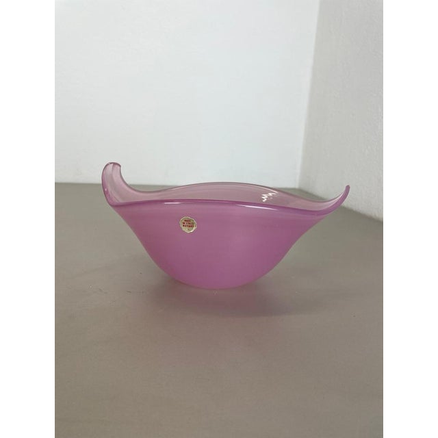 Article: Murano glass shell element in pink tone Origin: Murano, Italy Decade: 1970s This original one of a kind glass...