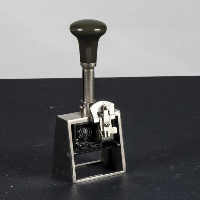 Vintage Number Stamp measures 8 x 5.5 x h 1900 Style Office Category Dimensions: height 19 cm Width 8 Depth depth 5.5...