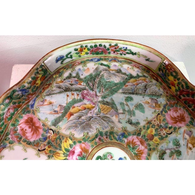 Chinese porcelain tray from Canton. 19th century.