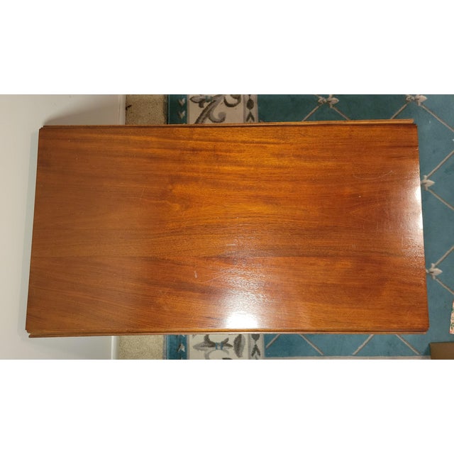 1920s English Mahogany and Satinwood Gate Leg Dining Table For Sale - Image 4 of 6