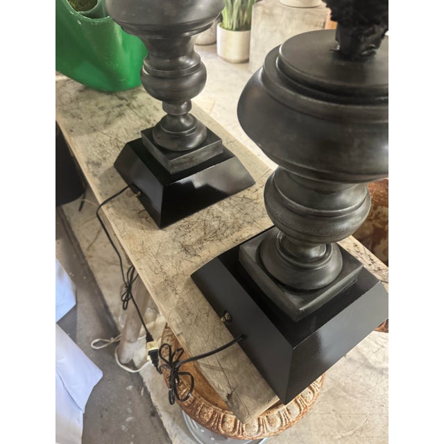 Pair of Vintage Metal Pineapple Table Lamps – Ornate Neoclassical Style For Sale - Image 4 of 9