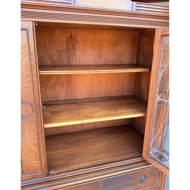 Antique 1920s Federal Hepplewhite Revival Walnut China Cabinet Display Hutch For Sale - Image 12 of 14