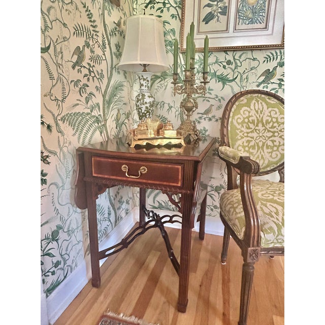 Chinoiserie Late 20th Century Sherrill Furniture Mahogany Pembroke Drop-Leaf Side Table – Traditional Federal Style With Brass Hardware For Sale - Image 3 of 14