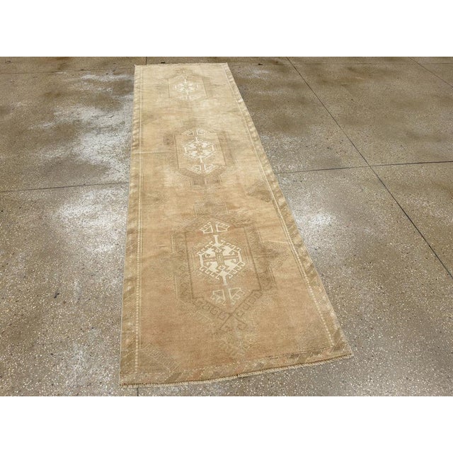 Camel Galerie Shabab Collection Mid-20th Century Turkish Anatolian Runner For Sale - Image 8 of 10