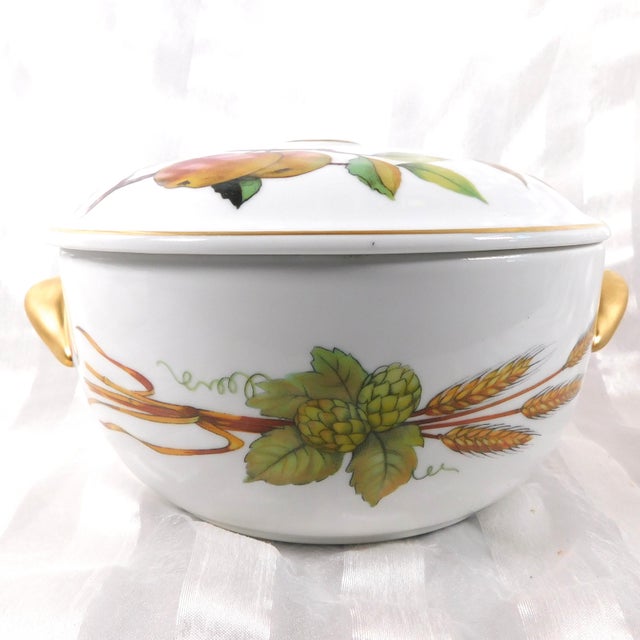 Contemporary 1960s Royal Worcester Round Entrée Dish and Lid in Eversham Gold For Sale - Image 3 of 7