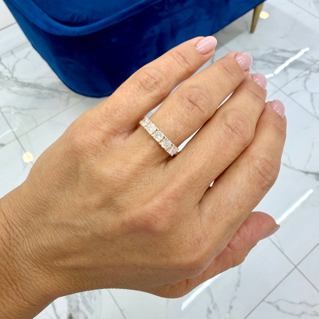Gold 18k Yellow Gold 1.26ct Cushion Lab Grown Diamond Shared Prong Wedding Band Ring, Size 7.5 For Sale - Image 8 of 8