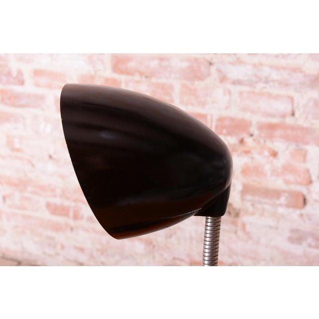 Artist: Eric Kirkman Cole Socket: E27 This industrially styled and purposeful table lamp dates from the 1930s in...