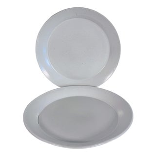 Vintage 1960s Bennington Pottery Vermont Matte White Dinner Plates, Pair For Sale