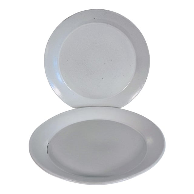 Vintage 1960s Bennington Pottery Vermont Matte White Dinner Plates, Pair For Sale