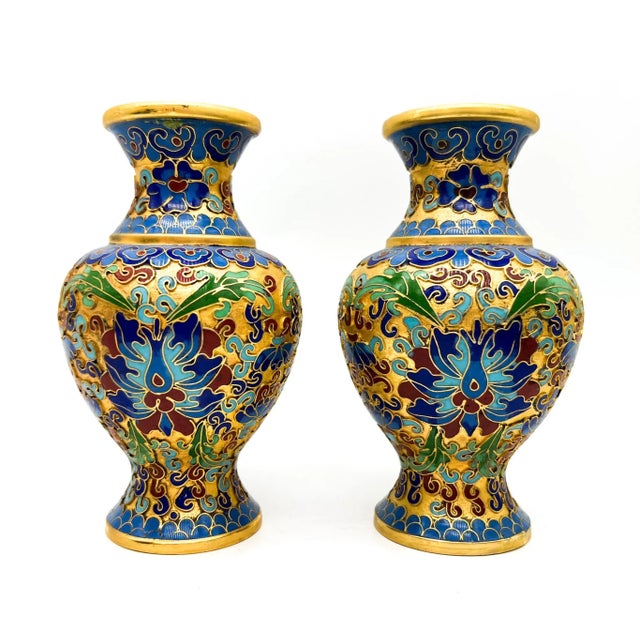 Blue Pair of Mid-Century Chinese Cloisonné Vases – Blue, Green & Gold Enamel With Lotus Motif – Chinoiserie / Hollywood Regency For Sale - Image 8 of 10