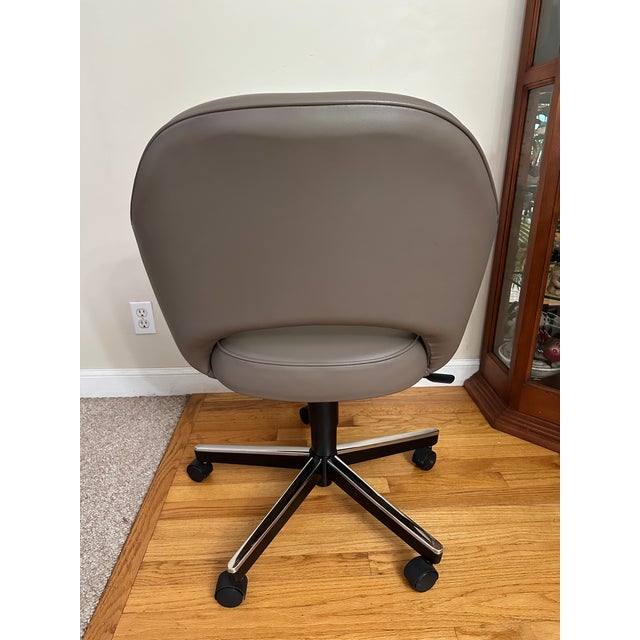Animal Skin Authentic 2019 Knoll Eero Saarinen Executive Swivel-Tilt Desk Chair in Cadet Grey Volo Leather For Sale - Image 7 of 11