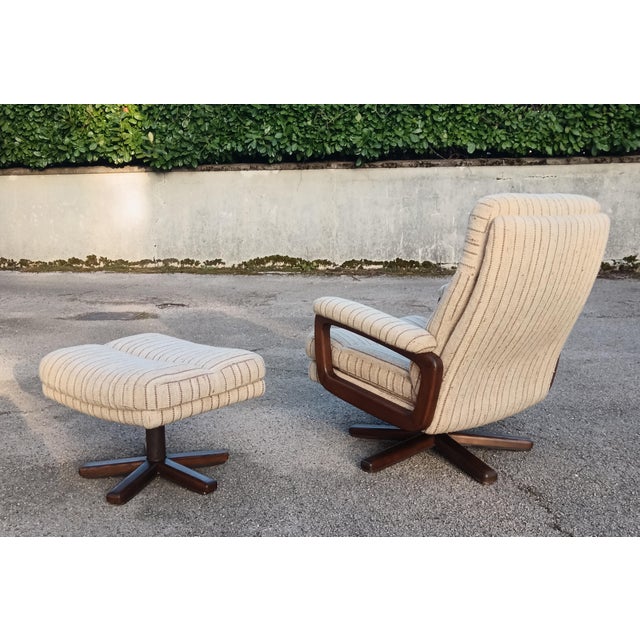 Beige Set of Mid-Century Swivel Armchair and Ottoman in Tweed and Wood, 1970 For Sale - Image 8 of 13