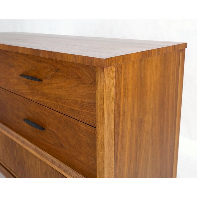 Mid-Century Modern American Walnut Compact Mid-Century Modern Double Dresser 6 Drawers For Sale - Image 3 of 12