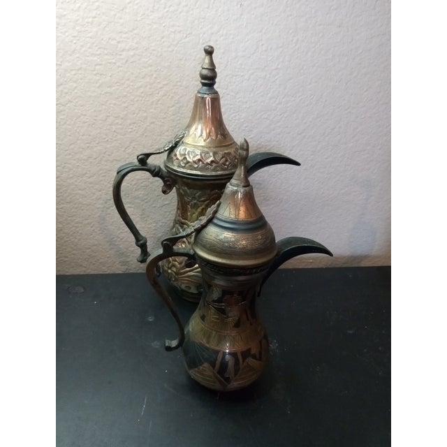 1960s VTG Pair of Hammered Bronze Dallah Pots in Gradient Sizes For Sale - Image 5 of 5