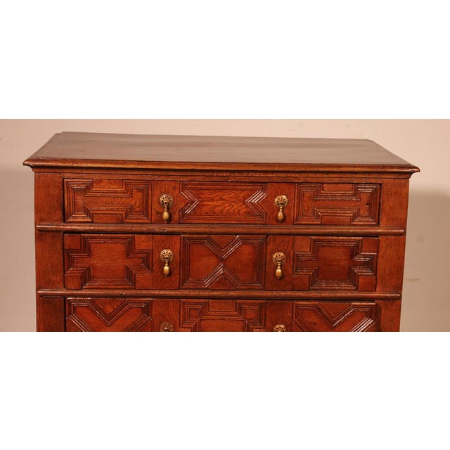 Superb Jacobean period chest of drawers from the 17th century from England in oak Very beautiful chest of drawers in light...