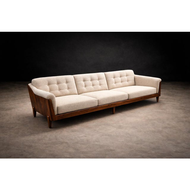 Jd Móveis Brazilian Rosewood Four-Seat Sofa in Warm Oatmeal Bouclé, Brazil, 1960s — Sculptural Form With Rounded Tapered Legs For Sale - Image 13 of 16