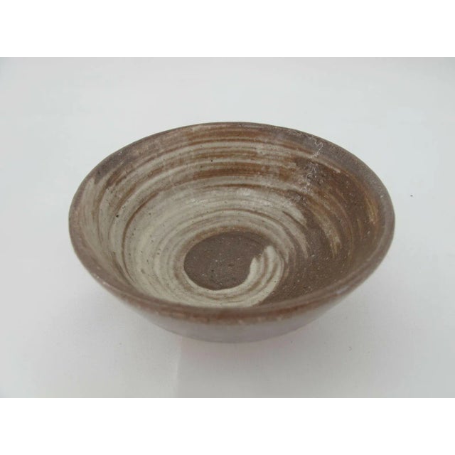 Japanese Japanese Studio Pottery Brown & Tan Swirl Tea Bowl by Nitomi Kanji Signed For Sale - Image 3 of 8