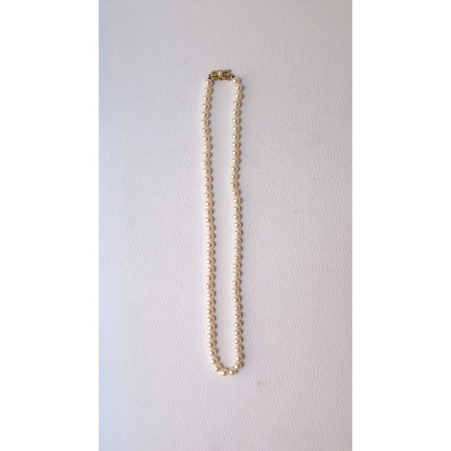White Pearl Necklace From Mikimoto Akoya Pearls and 18 Karat Gold For Sale - Image 8 of 12