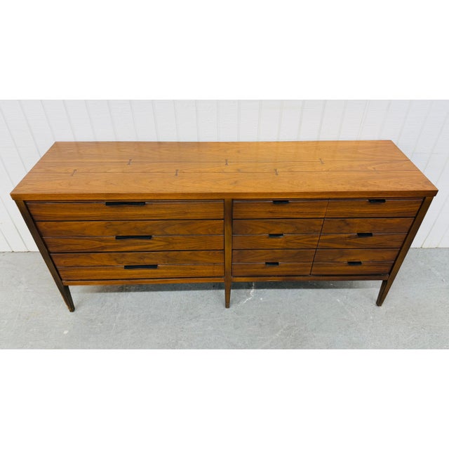 Mid 20th Century Mid-Century Modern Lane Tuxedo 9-Drawer Walnut Dresser For Sale - Image 5 of 11