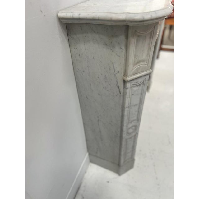 Louis XV Style Fireplace in Carrara White Marble, 1900s For Sale - Image 13 of 14