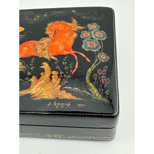 Black Lacquer Box – Palekh Paper Mâché, Hand-Painted Horses & Rider, Signed Smirnov 1977 For Sale - Image 8 of 12