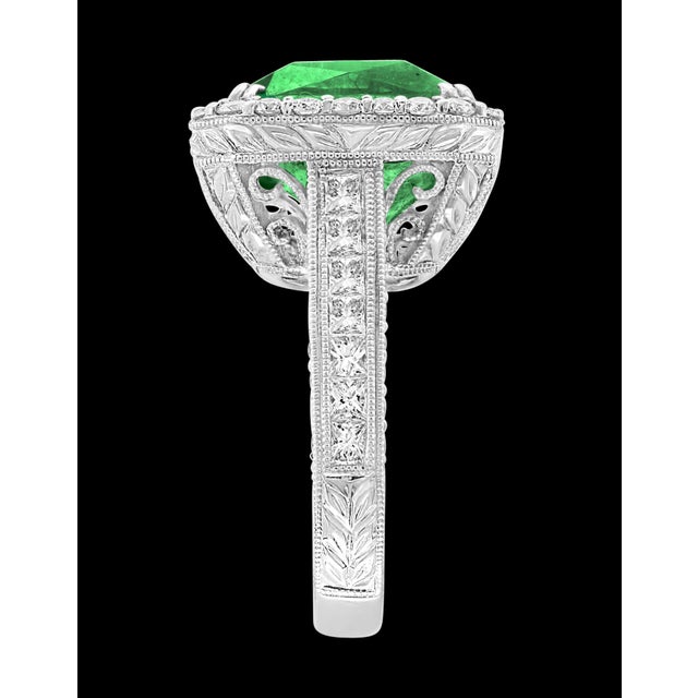 Traditional 8 Carat Emerald Cut Colombian Emerald and Diamond 18 Karat Gold Ring Estate For Sale - Image 3 of 18