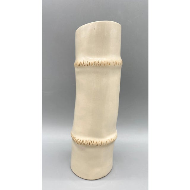 Cream Hollywood Regency Cream Ceramic Bamboo Motif Vase – 20th C. – Chinoiserie For Sale - Image 8 of 9