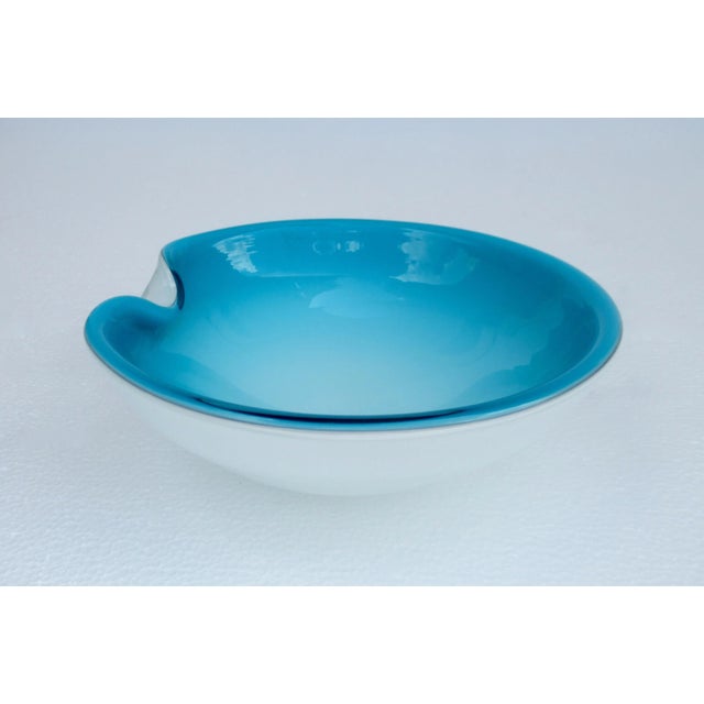 C.1960's Italian Alfredo Barbini Hand-Blown Murano Catchall, Decorative Bowl - Cerulean Blue Azure With White Outer Casing For Sale - Image 13 of 13