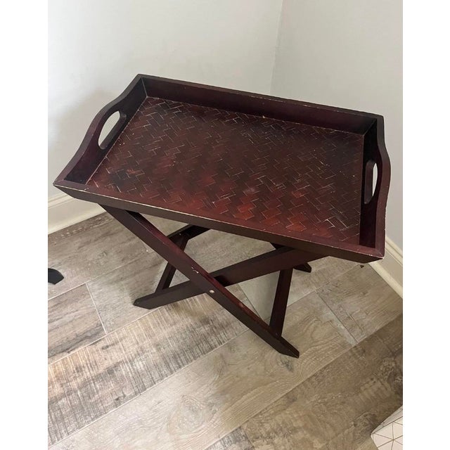 1980s Dark Wood Folding Butler Tray Table Woven Bamboo Inlay Removable Serving Tray For Sale - Image 9 of 13