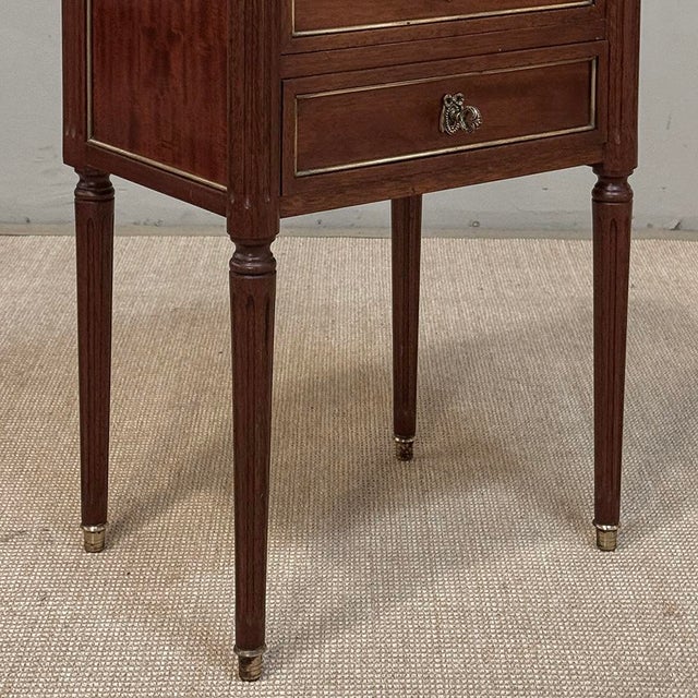 Auburn Pair Early 20th Century French Louis XVI Style Mahogany Marble Top Nightstands in the Manner of Maison Jansen For Sale - Image 8 of 18