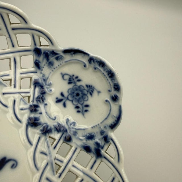 Antique Porcelain Zwiebelmuster Ceremonial Bowl with Knauf-Schwerts Mark from Meissen, 1850-1910 For Sale - Image 13 of 15