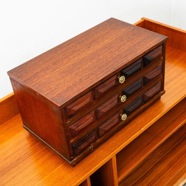 Ricardo Lynn & Corporation 20thC Mid Century Modern Jewelry Chest Three Drawer Walnut Drawer Ricardo Lynn & Co For Sale - Image 4 of 12