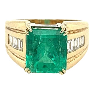 4.60 Carat Natural Colombian Emerald & Baguette Diamonds in 14K Yellow Gold Unis, Size 7.5 For Sale