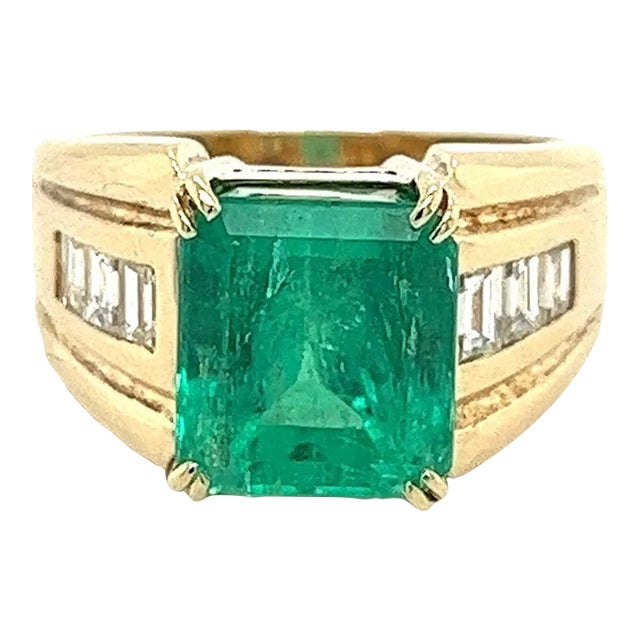 4.60 Carat Natural Colombian Emerald & Baguette Diamonds in 14K Yellow Gold Unis, Size 7.5 For Sale