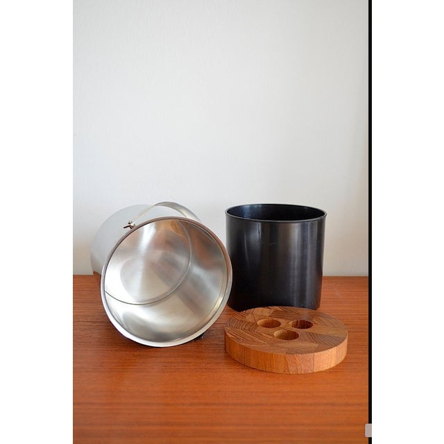 Mid-Century Cylinda Line Ice Bucket in Steel and Teak by Arne Jacobsen for Stelton, 1960s For Sale - Image 6 of 9