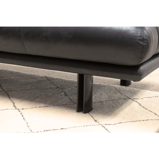 1980s Postmodern Alanda Italian Black Leather Loveseat by Paola Pive for B&b Italia For Sale - Image 5 of 8