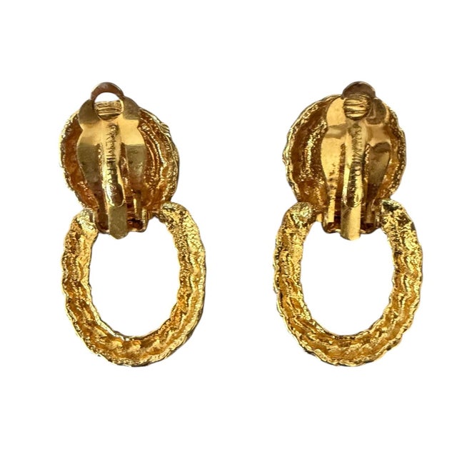 Vintage 1980’s gold tone door knocker earring with faux pearls. Typically of the 1980’s in the style of Chanel.