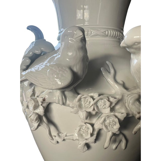 This exquisite porcelain vase by Kaiser embodies the spirit of the Art Deco era and brings a touch of luxury and style to...