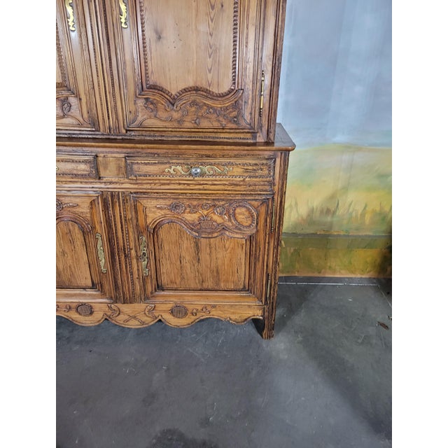 Two-part carved fir buffet – late 18th century an elegant two-part buffet in solid fir dating from the late 18th century,...
