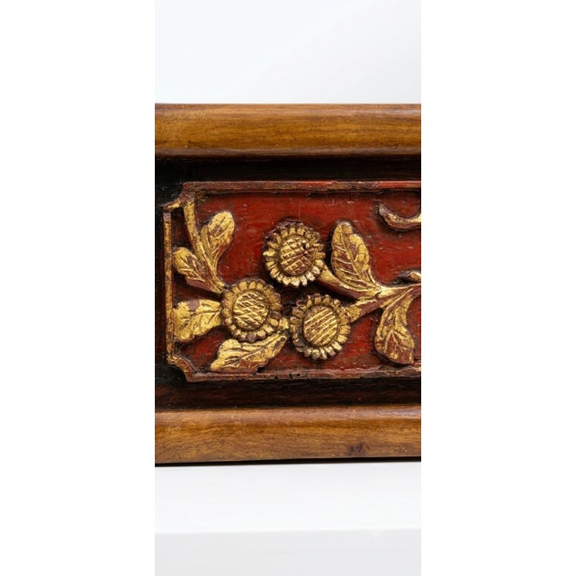 Stunning Vintage Mid-Century Chinese Gilt & Red Lacquer Hand-Carved Chinoiserie Wall Mirror - Hollywood Regency Style For Sale - Image 4 of 7