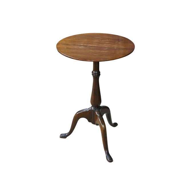 This elegant antique Queen Anne style mahogany pedestal stand features a minimalist, unadorned flat circular top with a...