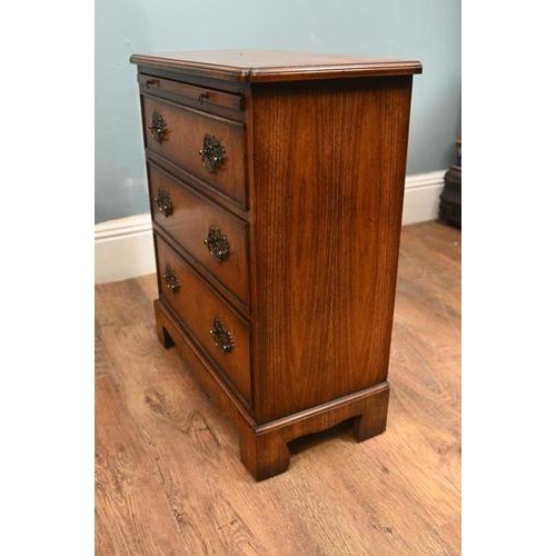 Georgian Revival Bedside Cabinets in Walnut, Set of 2 For Sale - Image 4 of 11