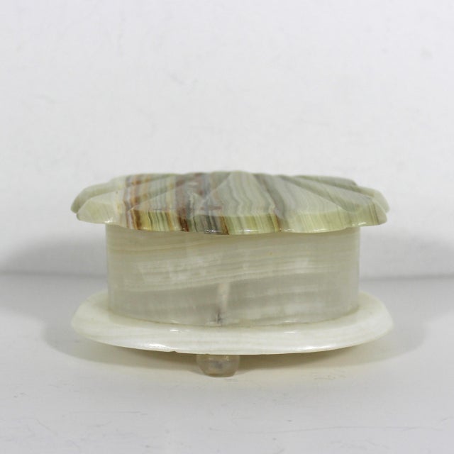 Mid 20th Century Vintage Onyx Shell Shaped Box Scalloped Edge and Lid White Cream For Sale - Image 5 of 11