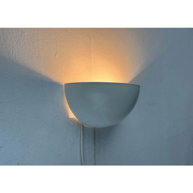 Wall light from the Danish manufacturer Horn. A minimalist design. The metal lamp body features the simple shape of a...
