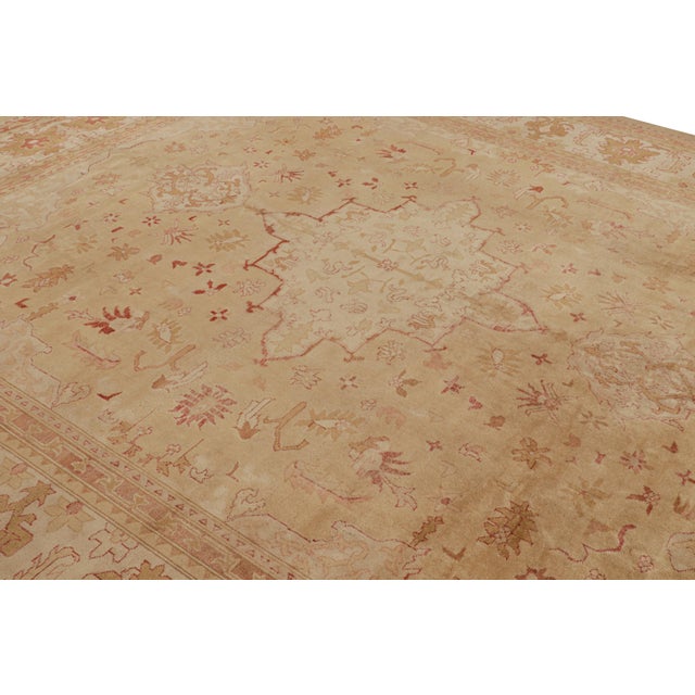 Hand knotted in wool, this contemporary ode to antique Oushak rugs is among the favorites of Rug & Kilim’s Modern Classics...