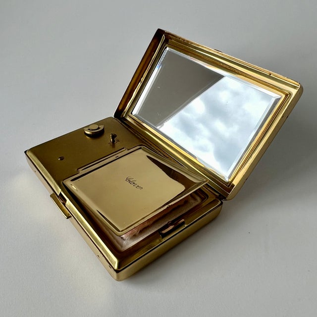 Vintage Musical Powder Compact with Automatic Movement from Clover For Sale - Image 14 of 18