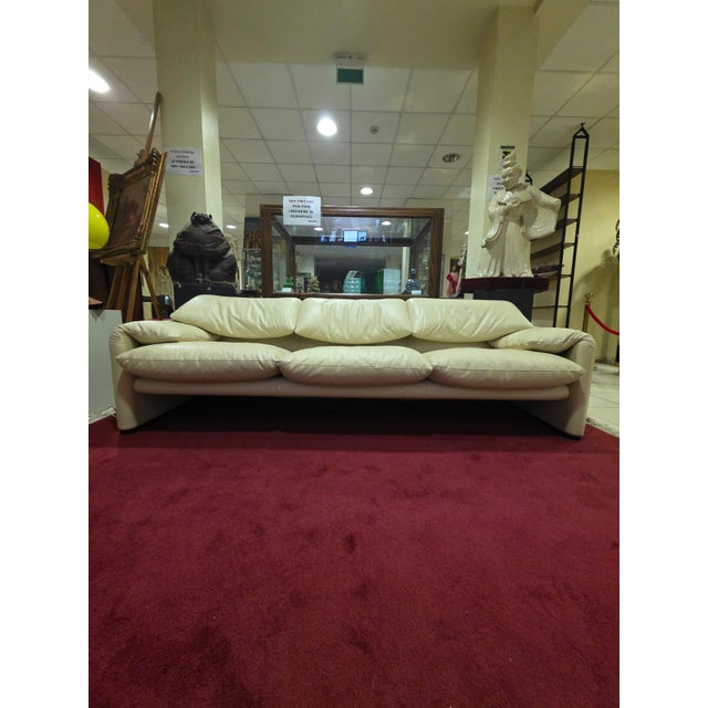 Maralunga series sofa by Vico Magistretti for Cassina. Iconic three-seater sofa in ivory-colored rice grain leather. The...