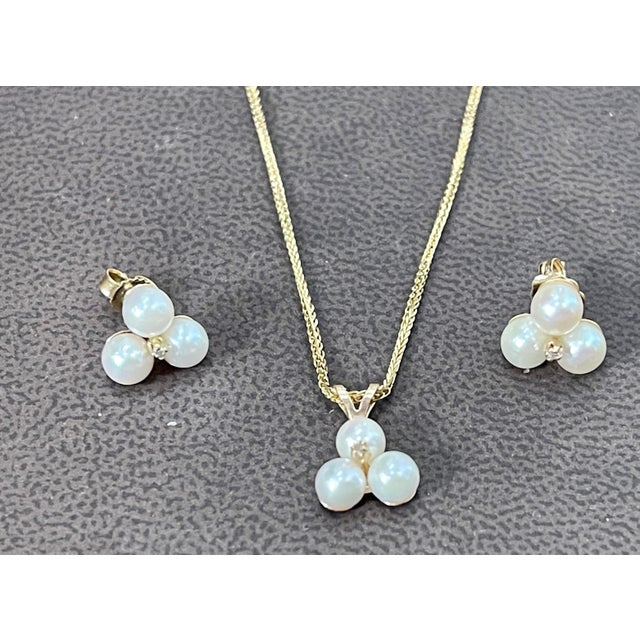 Modern Tripod Pearl Earring With Matching Pendant & 14 Karat Yellow Gold Chain Set For Sale - Image 3 of 7
